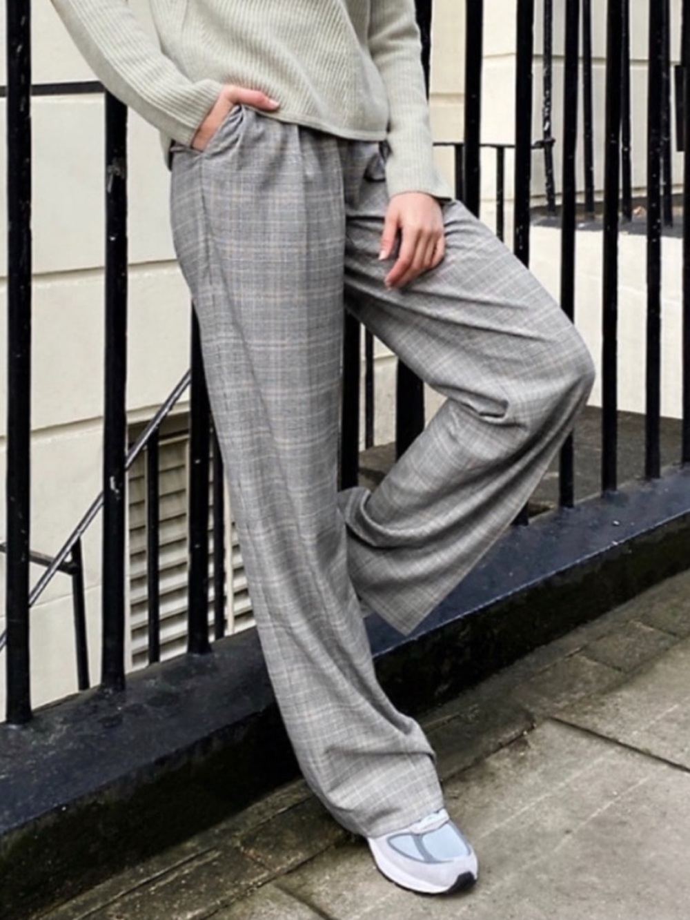 Aritzia Babaton Grey Cascade Plaid Pants High Rise Wide Leg Sz 6 - Picture 15 of 15
